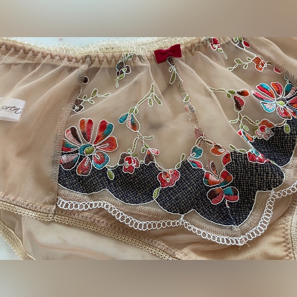 Sawren Intimates | European Lace Lingerie Set, Size 32E Top & Size Small Bottoms - Picture 11 of 15